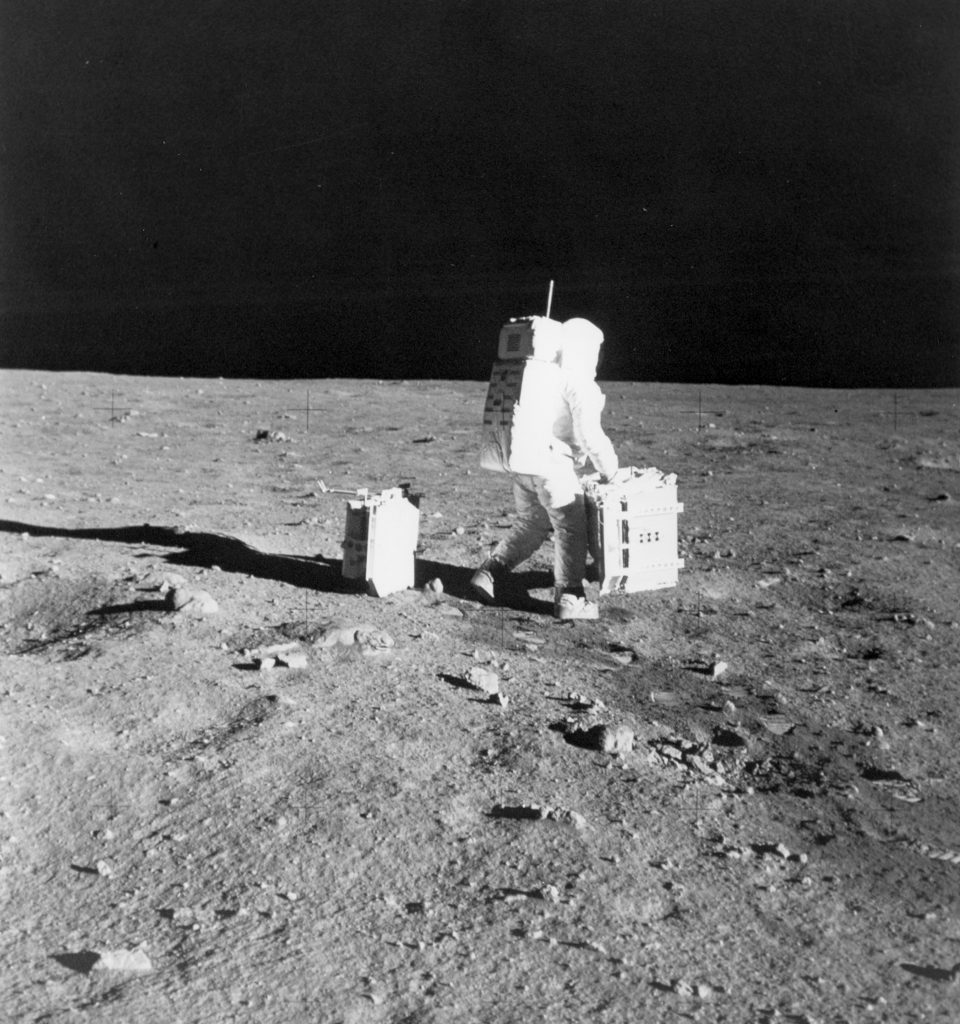 Buzz Aldrin allestisce il primo pacchetto di esperimenti scientifici dell'Apollo © Archivio NASA