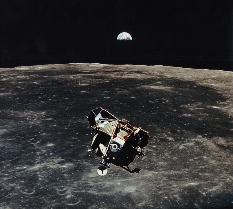 La missione Apollo 11 lanciata dal Kennedy Space Center (KSC) in Florida attraverso il Marshall Space Flight Center (MSFC) ha effettuato il lancio del veicolo Saturn V il 16 luglio 1969 e il 24 luglio 1969 è tornata sulla Terra in sicurezza. Fase di salita prima dell’aggancio con CSM (Modulo di Comando e Servizio) © Archivio NASA