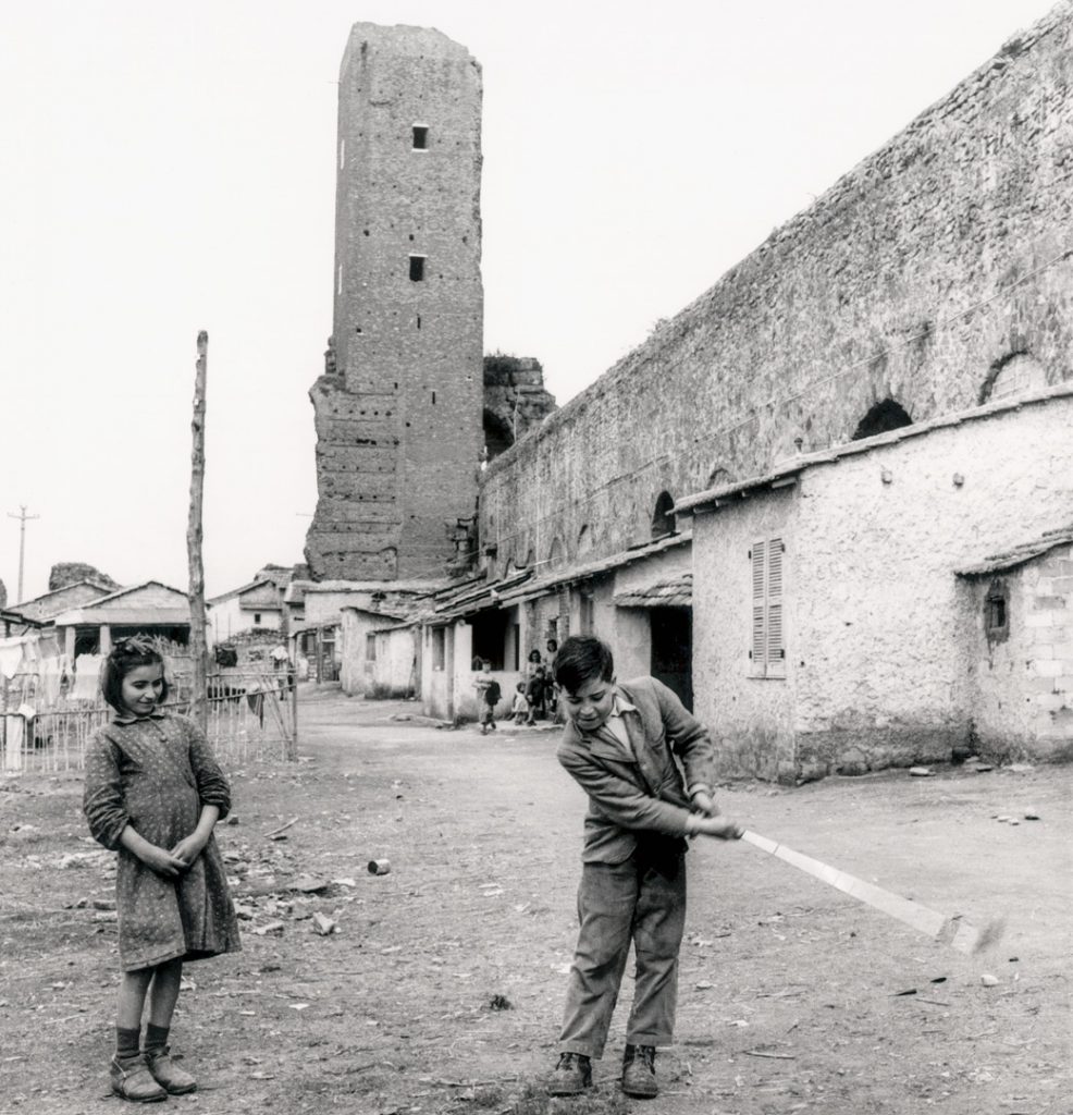 The Mandrione alley in Franco Pinna s photographs Photolux Magazine